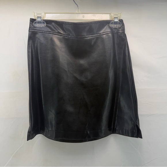 Wrapper Women’s small Black Faux Leather Zip-Up vest Top and 3/4 Skirt Set - Picture 7 of 15